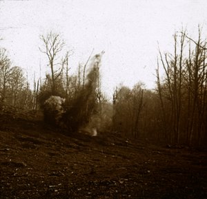 Explosión de un proyectil disparado por un tanque, c1914-c1918 de Unbekannt