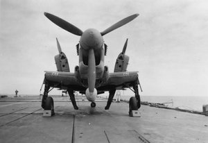 Avión Fairey Firefly listo para ser transportado al elevador del hangar, HMS Venerable, 1945 de Unbekannt