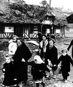 Familias dejando su aldea bombardeada durante los desembarcos de Normandía, Francia, 1944 de Unbekannt