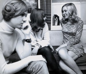 Moda: chicas jóvenes en una fiesta en España, Una de las mujeres lleva un vestido muy corto