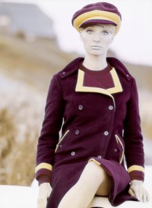 Moda: joven con gorra y abrigo, finales de los 60s-principios de los 70s (foto)
