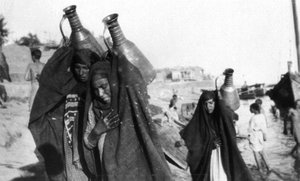 Mujeres portadoras de agua, Amarah, Irak, 1917-1919 de Unbekannt
