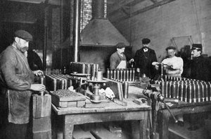 Llenado de proyectiles de metralla en una fábrica de municiones británica, Primera Guerra Mundial, 1914-1918