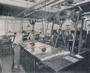 Operaciones finales en la fundición. Recorte de las placas y acabado, 1917 de Unbekannt