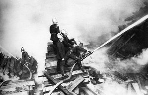 Bomberos combatiendo un incendio en un aserradero, Londres, 1926-1927