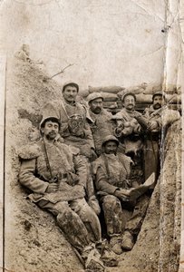 Primera Guerra Mundial (1914-1918): Soldados peludos con vestimenta de invierno en una trinchera en 1916-1917. Llevan chaquetas de piel de oveja y una máscara de gas de Unbekannt