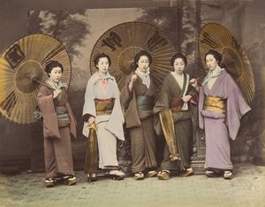[Cinco mujeres japonesas en vestido tradicional con parasoles], 1870s de Unbekannt