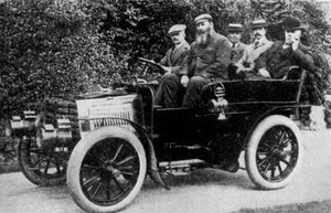 Cinco hombres sentados en un automóvil, 1902 1935