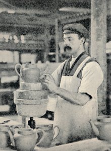 Reparando el pico de una tetera, c1917 de Unbekannt