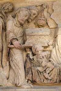Escultura de la puerta norte de la basílica de la abadía de Fleury: relicario de San Benito, Saint Benoit sur Loire, Francia