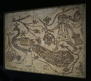 Panel de Mosaico de Piso: Cosechador de uvas con pavo real, siglo V de Unbekannt