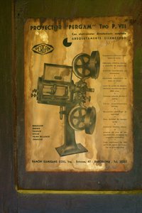 Antiguo hotel (Hostal Vell - la Toranesa). Interior. La sala de proyección de cine. Proyector de cine (Ossa Pergam tipo PVIII). (detalle) El manual original del proyector. de Unbekannt