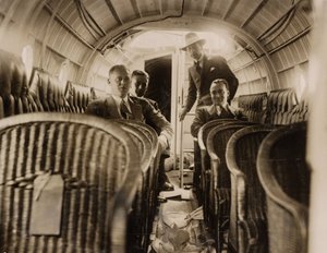 Cuatro hombres en la cabina de pasajeros de un hidroavión Supermarine 