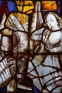 Francia, Ile-de-France, París: Fragmentos de vidrieras de la iglesia de Saint Séverin del siglo XV y XVI, Ángeles músicos, Museo Carnavalet en París de Unbekannt