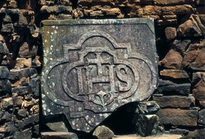 Símbolo franco-masónico e iniciales de Cristo grabadas en una piedra, sitio de las misiones jesuitas de San Ignacio Miní en Argentina, establecidas en 1611 (piedra)