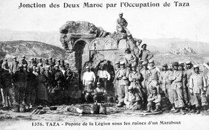 Legión Extranjera Francesa junto a algunas ruinas de Marabout, Taza, Marruecos, 1904 de Unbekannt