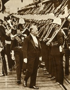El presidente francés Raymond Poincaré con Eduardo, Príncipe de Gales, en Portsmouth, junio de 1913, 1935