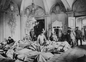 Franceses y alemanes heridos en un castillo en Francia, Primera Guerra Mundial, 1915 de Unbekannt