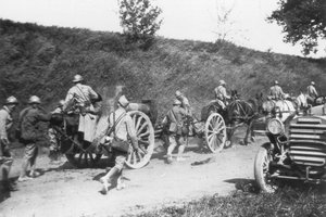 Batería de Artillería Francesa en Movimiento, Chemin des Dames, Francia, 1918 de Unbekannt