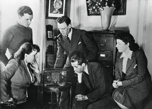 Ciudadanos franceses escuchando una transmisión del viceprimer ministro de Vichy, almirante Darlan, 23 de mayo de 1941 de Unbekannt