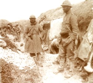 Soldados franceses en una trinchera alemana capturada, c1914-c1918 de Unbekannt