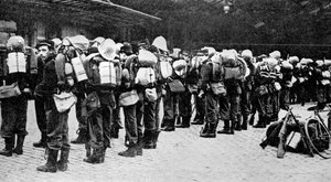 Soldados franceses en una estación de tren, París, Primera Guerra Mundial de Unbekannt