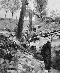Soldados franceses atravesando una trinchera después de un fuerte bombardeo alemán, Primera Guerra Mundial, 1915