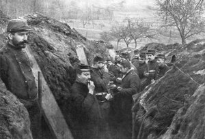 Soldados franceses en las trincheras comiendo sus raciones, Francia, 1915