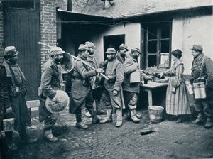 Soldados franceses regresando de las trincheras hacen una pausa para refrescarse de Unbekannt