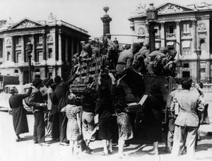 Vendedores callejeros franceses ofreciendo souvenirs a un camión lleno de soldados alemanes, París, 27 de julio de 1940 de Unbekannt