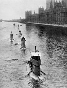 Submarino francés Saphir Q44 y otros cinco moviéndose de Gravesend a Londres, julio de 1909 de Unbekannt