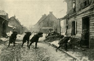 Tropas francesas cruzando una calle del pueblo bajo fuego alemán, Primera Guerra Mundial, 1914-1915, c1920 de Unbekannt
