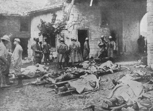 Heridos franceses siendo retirados durante un ataque a una granja en la retaguardia de las líneas, 1915