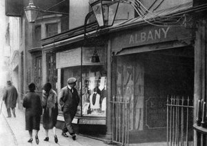 Puerta en la calle Vigo que conduce a las cámaras de Albany, Londres, 1926-1927 de Unbekannt