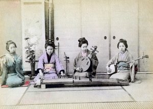 Geisha tocando instrumentos musicales tradicionales, Japón, 1880 de Unbekannt