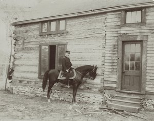 General Frederick Dent Grant a caballo frente a la cabaña (Hardscrabble) construida por su padre, Ulysses S. Grant de Unbekannt