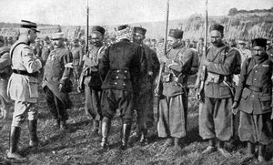 El general Joseph Joffre entregando medallas, Alsacia, Francia, 1915 de Unbekannt