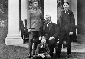 General Louis Botha y sus hijos, c. 1918, c. 1920 de Unbekannt