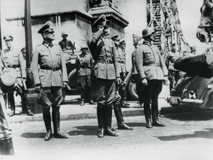 General von Bock saludando a las tropas alemanas desfilando frente al Arco de Triunfo, París, 14 de junio de 1940 de Unbekannt