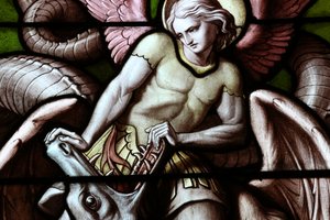 Ginebra, Ginebra, Suiza, el 5/7/2015 - Basílica de Notre-Dame de Ginebra. Vidriera. Ángel luchando contra Satanás como un dragón.