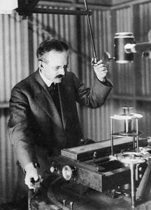 George Ellery Hale 1868-1938, astrónomo estadounidense, observando manchas solares, 1907