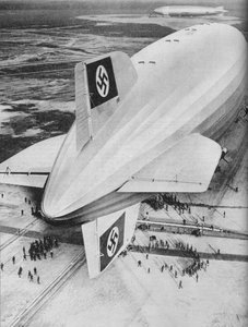 Dirigible alemán Zeppelin Hindenburg amarrado en Lakehurst, Nueva Jersey, c1936-c1937 de Unbekannt