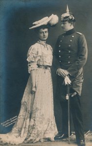 Pareja alemana. Con el hombre en uniforme de gala, 1906