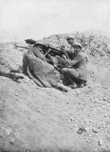 Ametralladora alemana siendo usada contra el enemigo, Verdún, Francia, 1917 de Unbekannt