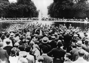 Concierto militar alemán en el Jardín de las Tullerías, París, 15 de agosto de 1940 de Unbekannt