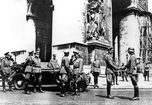 Oficiales alemanes en el Arco de Triunfo durante el desfile de la victoria, París, junio de 1940 de Unbekannt