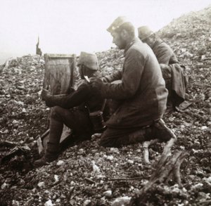 Señalizadores alemanes fuera de la Fortaleza de Vaux, Verdún, norte de Francia, c1914-c1918 de Unbekannt