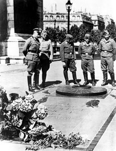 Soldados alemanes en la Tumba del Soldado Desconocido en el Arco de Triunfo, París, diciembre 1940 de Unbekannt