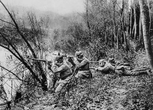 Soldados alemanes al borde del río Aisne, Francia, 1915 de Unbekannt