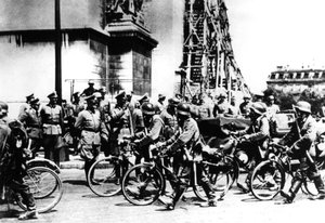 Soldados alemanes marchando frente al Arco de Triunfo, París, 14 de junio de 1940 de Unbekannt